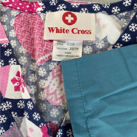 Women’s scrub tops - Picture 3 of 3